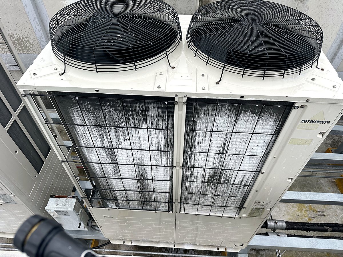 Rooftop VRF condenser with twin fans